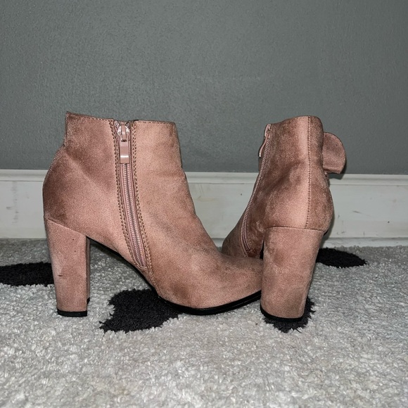 Bella Marie Pink Ruffled Pumps - Picture 7 of 7